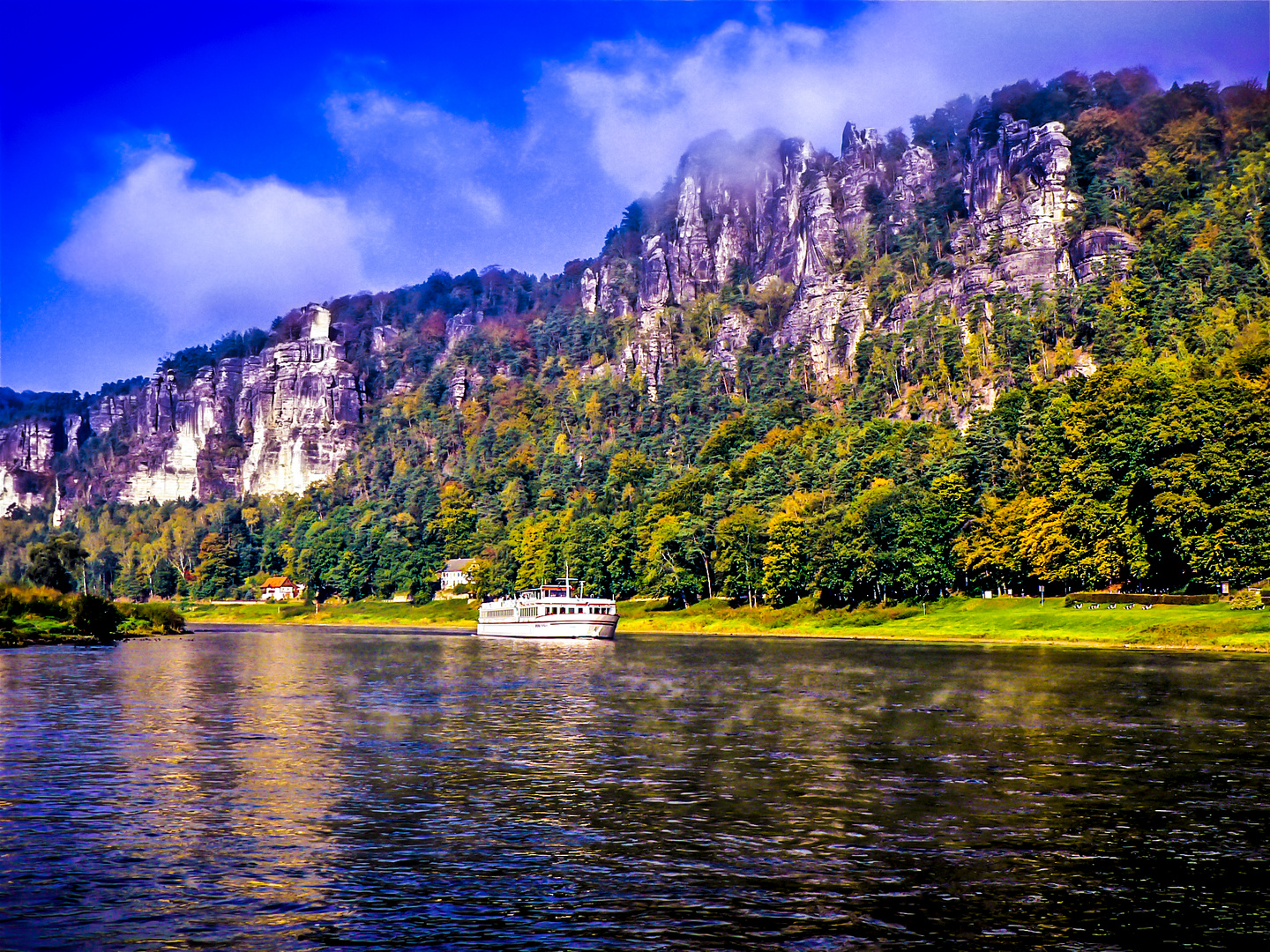 Elbe und Elbsandsteingebirge beim Anleger Rathen in Sachsen