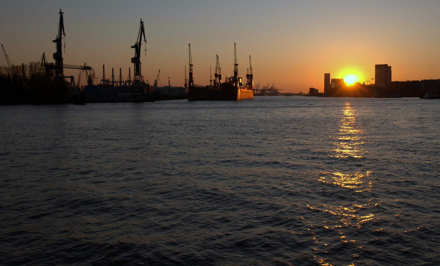 Elbe und Hafen beim Sonnenuntergang