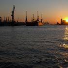 Elbe und Hafen beim Sonnenuntergang