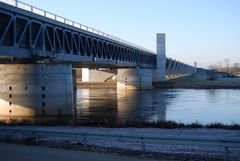 Elbe unter der Trogbrücke