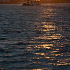 Elbe vor Hamburg bei Sonnenuntergang mit Schiff