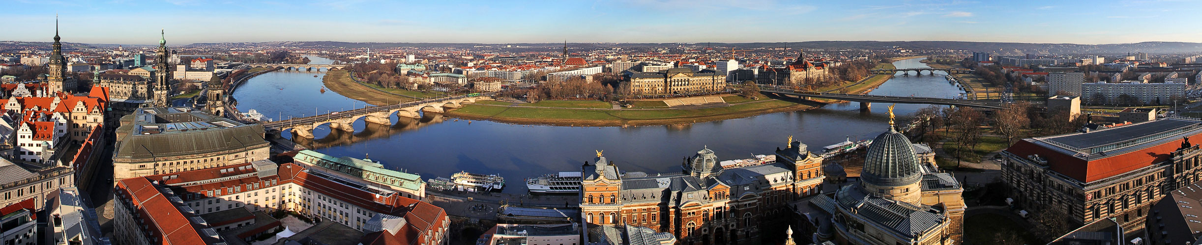 Elbeblick vom Turm  der Frauenmkirche, den wir am  18.01. 12...