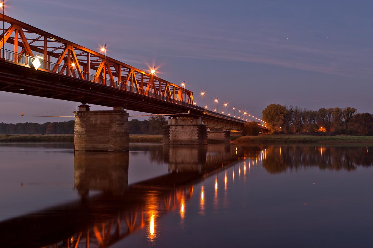 Elbebrücke am Abend