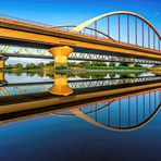 Elbebrücke spiegelt sich