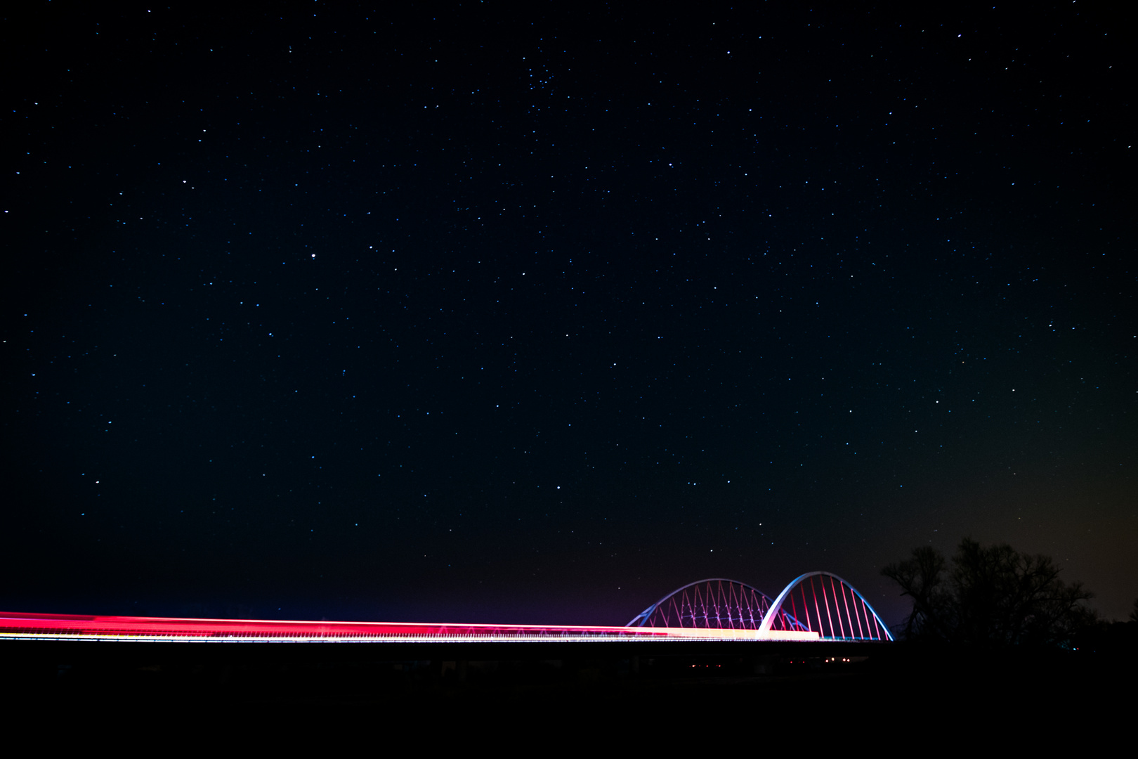 Elbebrücke unter Sternen