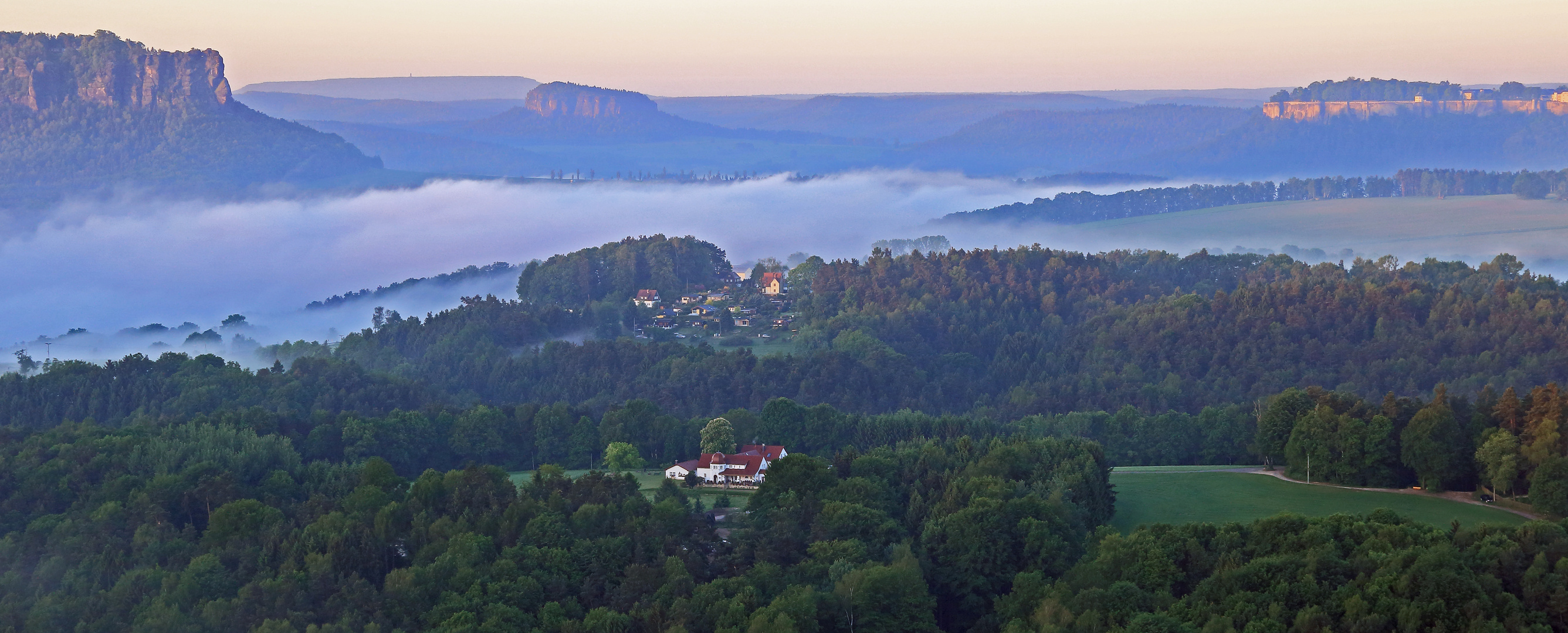 Elbemorgennebel zwischen Lilienstein und Festung, sowie...