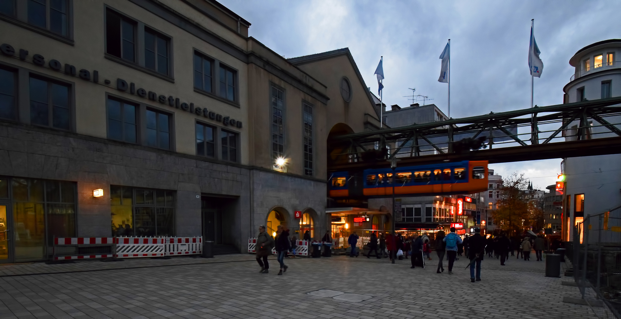 Elberfeld am Abend (44) Schwebebahn am Döppersberg