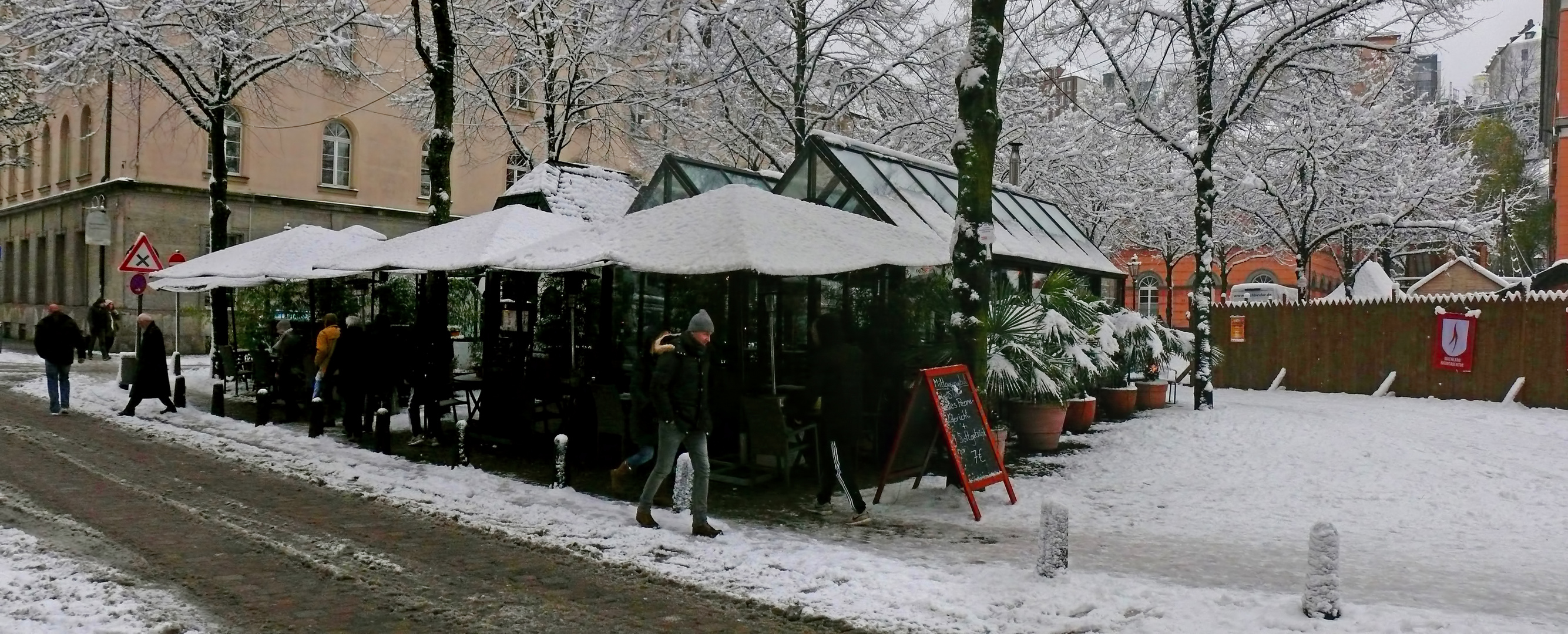 Elberfeld im Winter Die Aussengastro ist kurzfristig eingestellt.