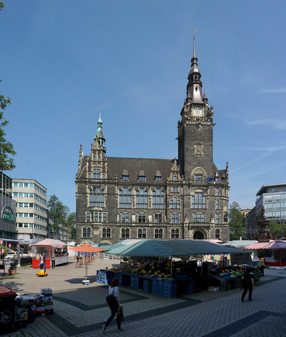 Elberfelder Rathaus mit Markt