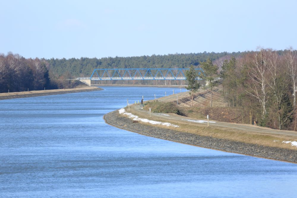 Elbeseitenkanal bei Sonnenlicht