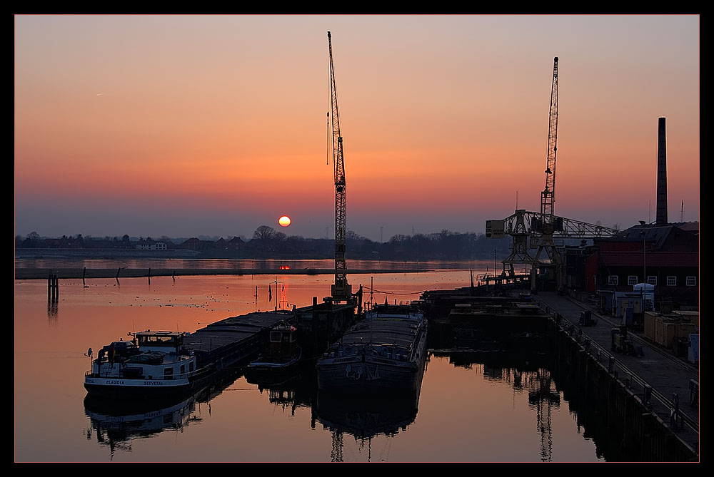 Elbewerft im Sonnenuntergang