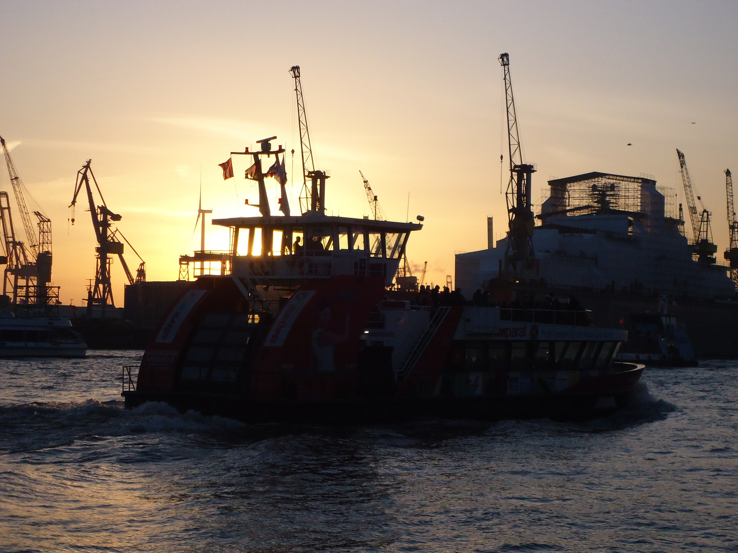 Elbische Schiffe bei Sonnenuntergang in Hamburg