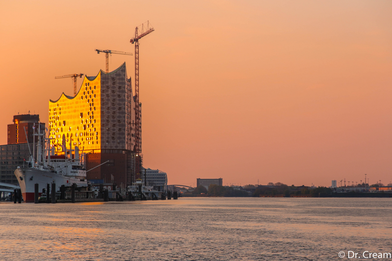 Elbphilarmonie bei Sonnenaufgang