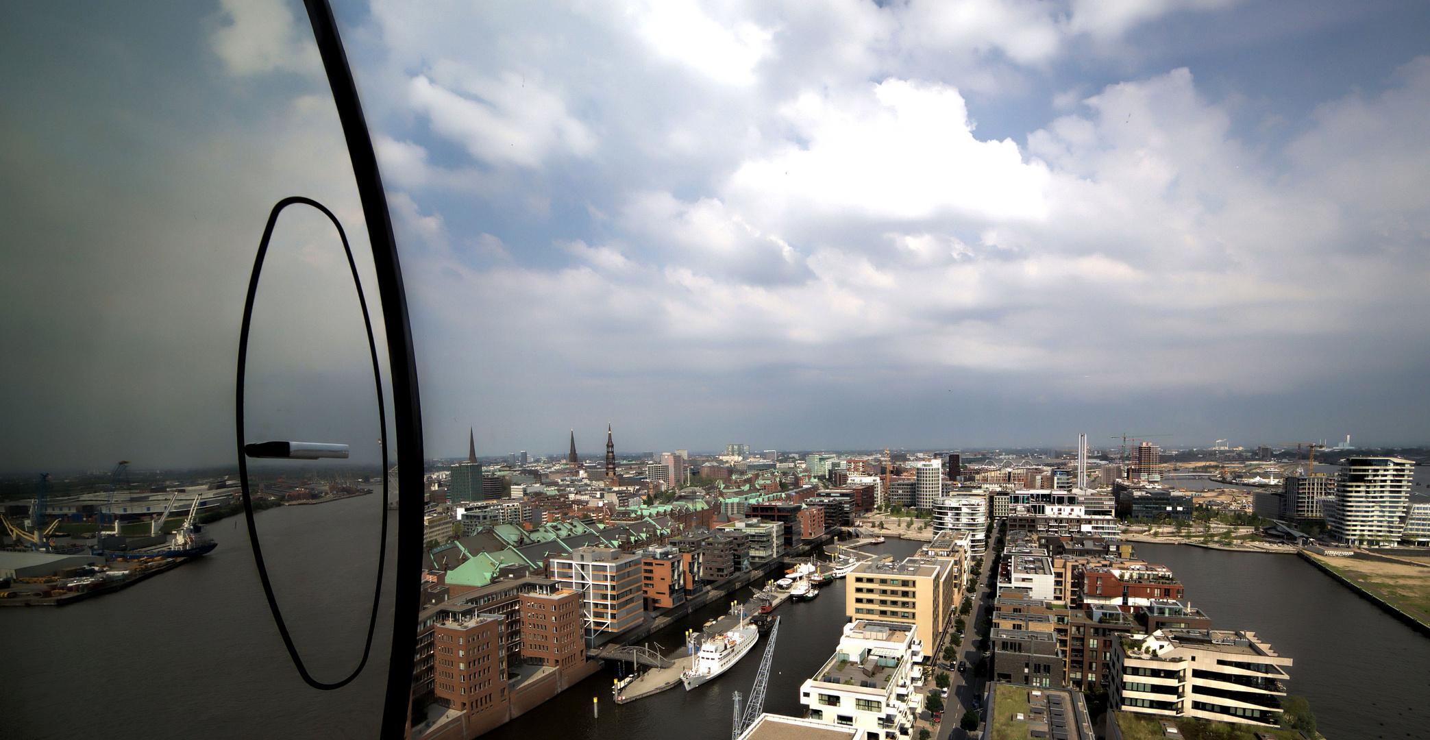 Elbphilharmonie 19. Etage - Blick auf die Hafen City mit dem Hafen im "Fensterspiegel"