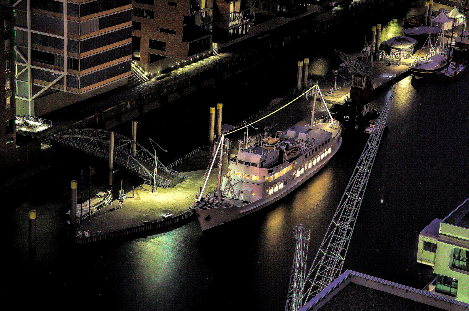 Elbphilharmonie 19. Etage - Mitternacht im Traditionsschiffhafen in der Hafen City 