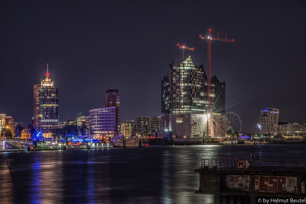 Elbphilharmonie bei Nacht