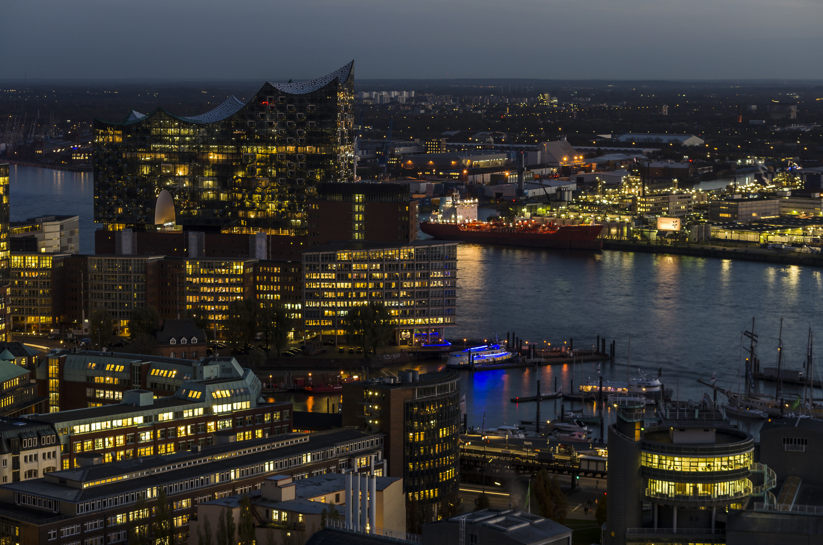 Elbphilharmonie bei Nacht