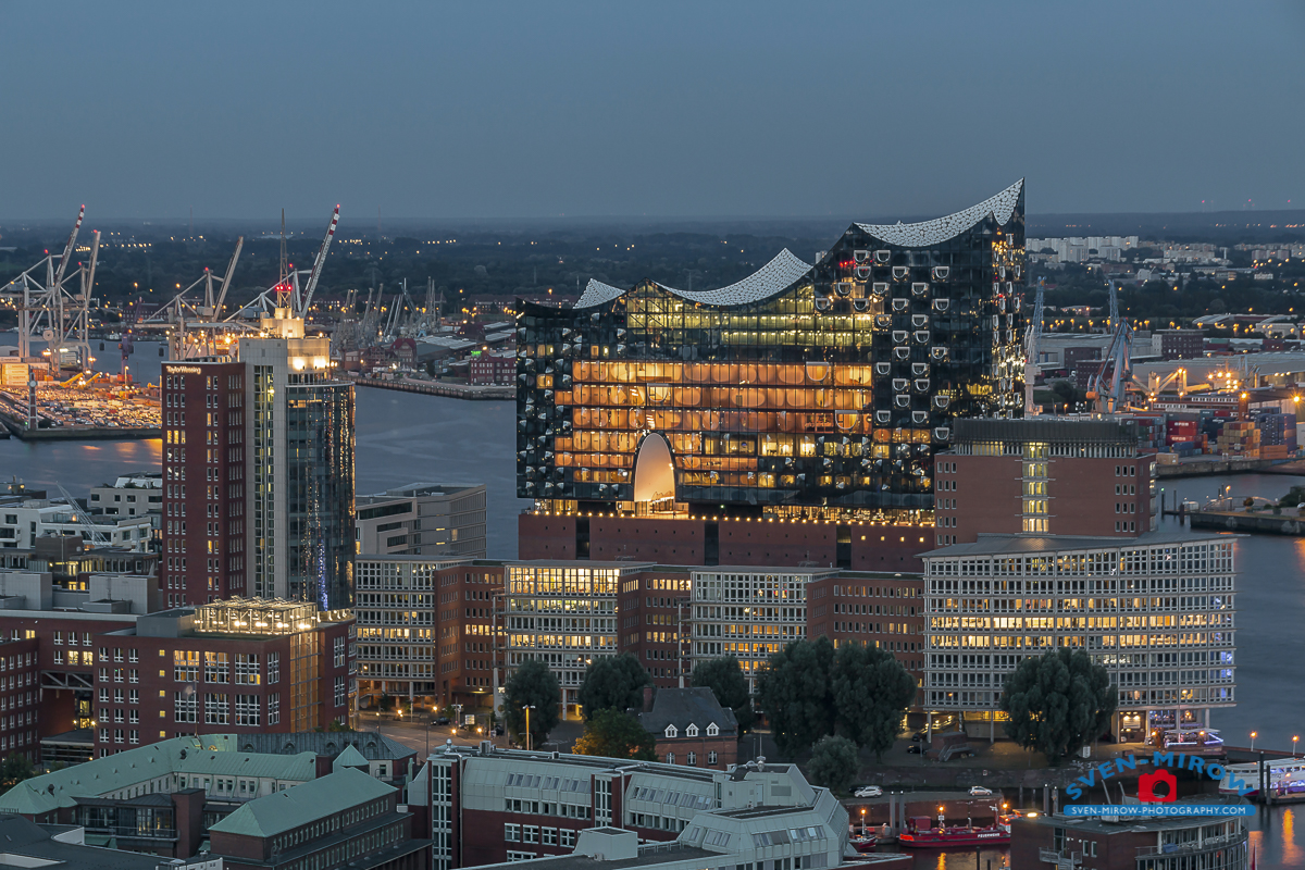 Elbphilharmonie bei Nacht