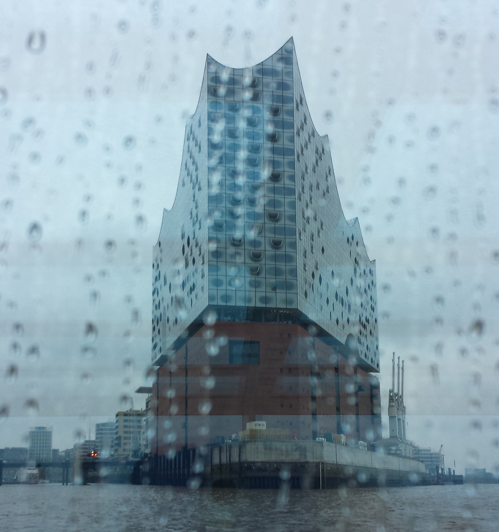 Elbphilharmonie bei Regen