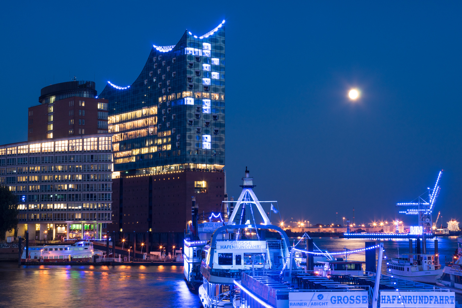 Elbphilharmonie BLAU bei Vollmond