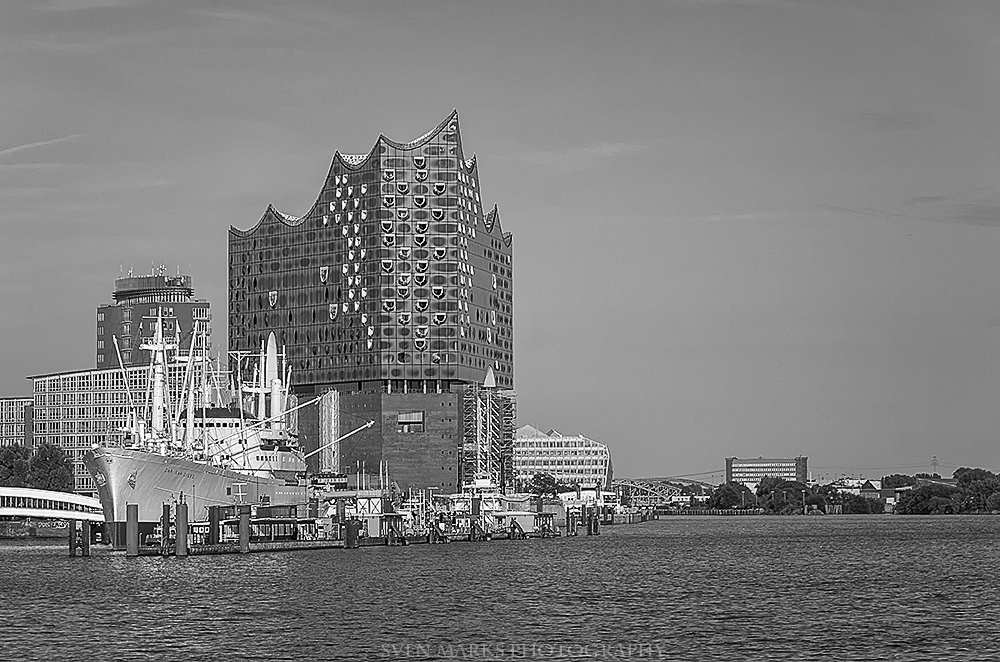 Elbphilharmonie & Cap San Diego