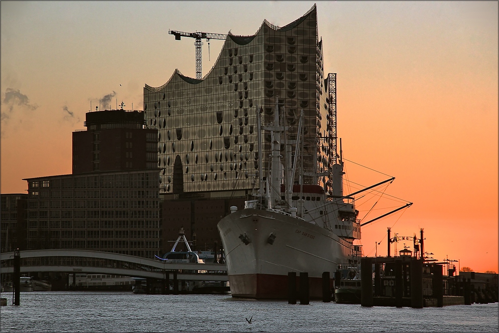 * Elbphilharmonie **