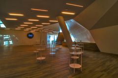 Elbphilharmonie ... Foyer mit Bristrotischen 