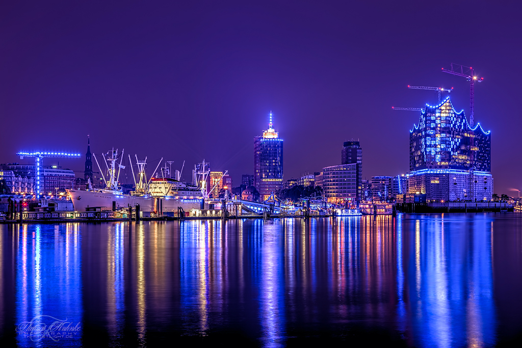 Elbphilharmonie ganz in Blau beim Blue Port 2014