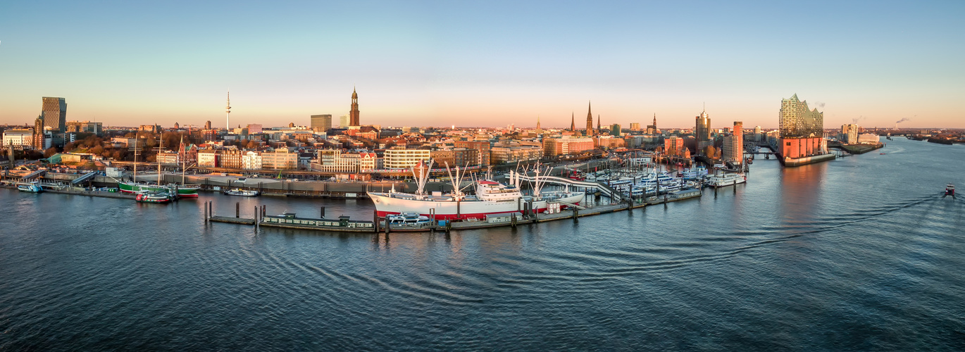 Elbphilharmonie, Hafencity und St. Pauli (Landungsbrücken) bei Sonnenuntergang 