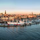 Elbphilharmonie, Hafencity und St. Pauli (Landungsbrücken) bei Sonnenuntergang 