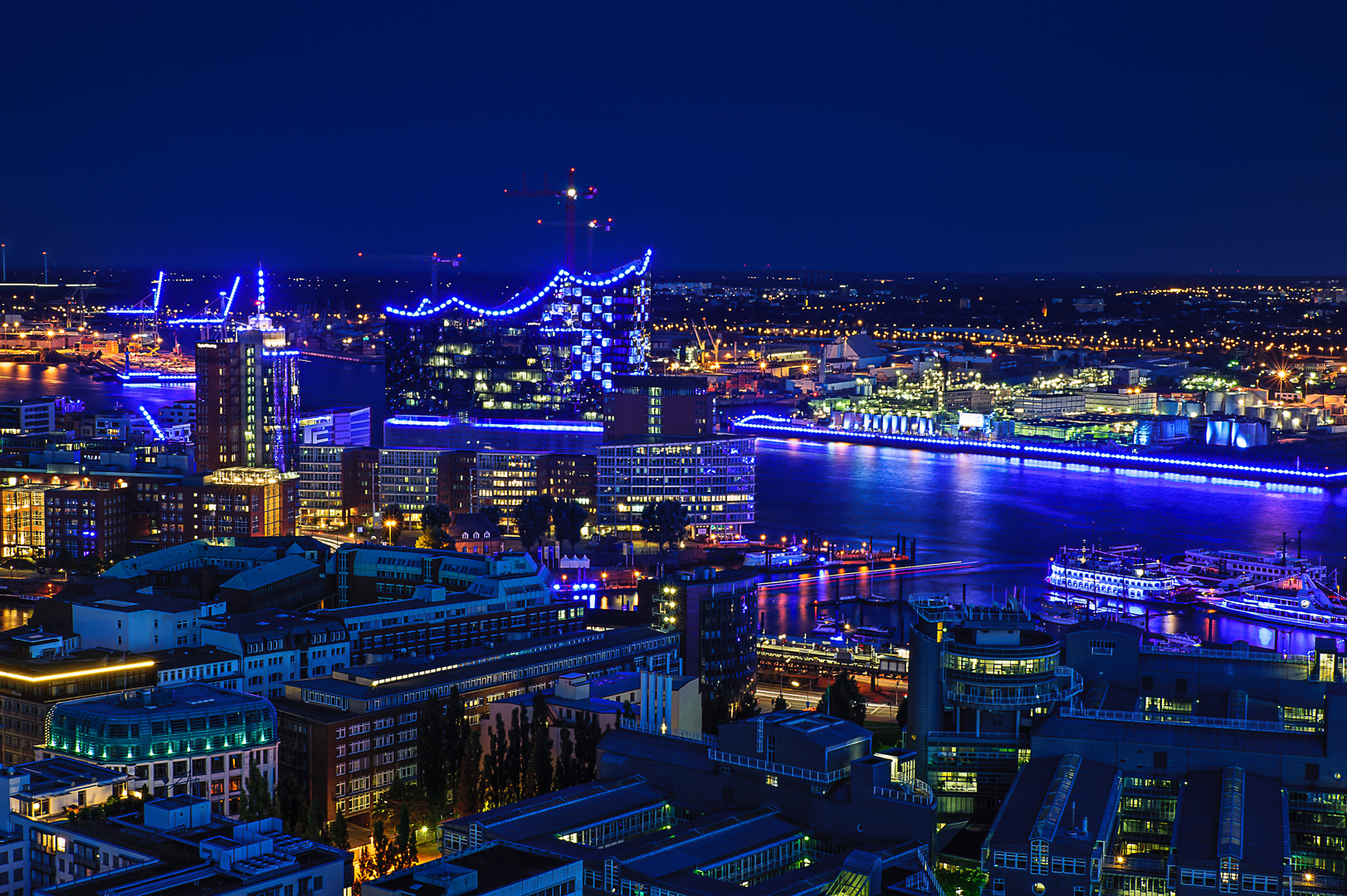 Elbphilharmonie (Hamburg) - Blue Port 201 (Exposure Blending)