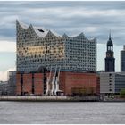 Elbphilharmonie Hamburg mit Sonnenstreifen