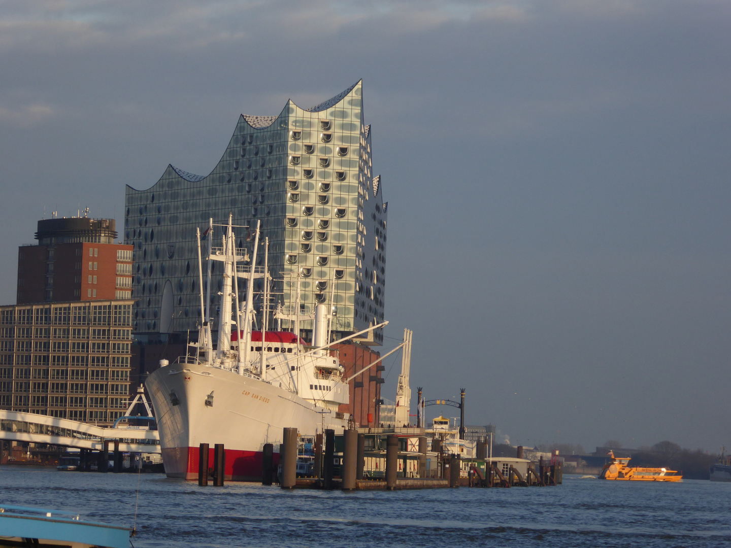 Elbphilharmonie hinter der Cap San Diego