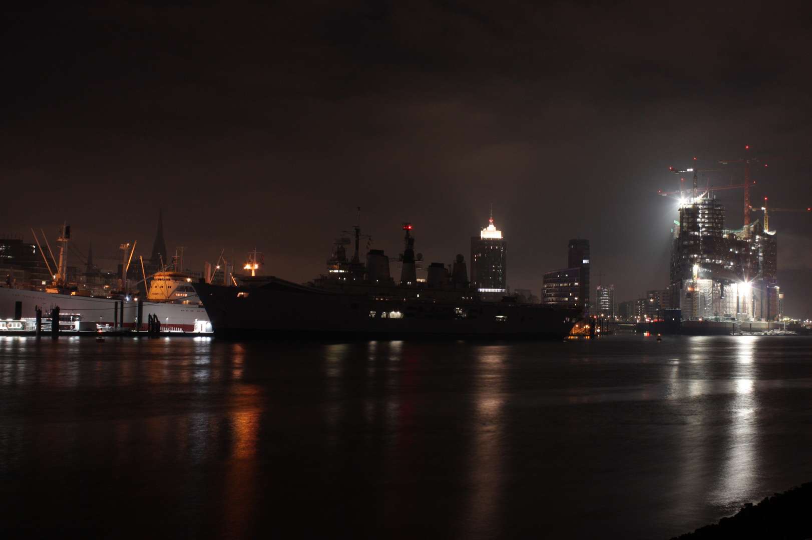 Elbphilharmonie, hms ark royal und cap san diego