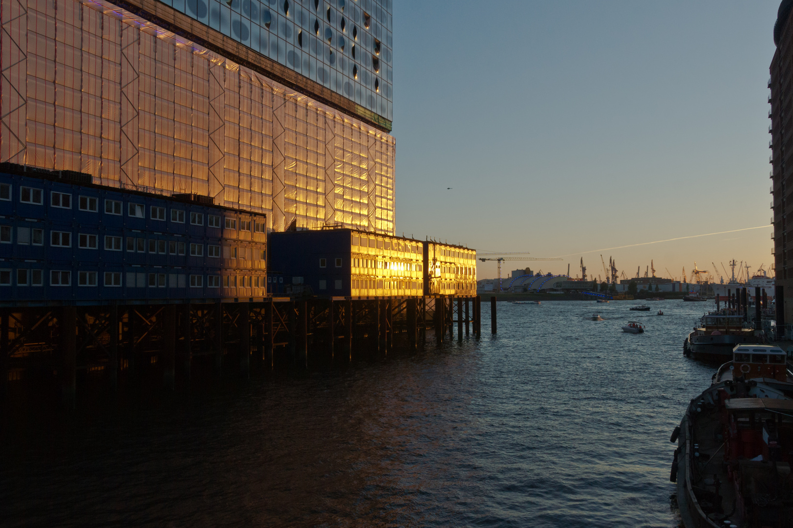 Elbphilharmonie im letzten Sonnenlicht 2