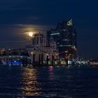 Elbphilharmonie im Mondlicht