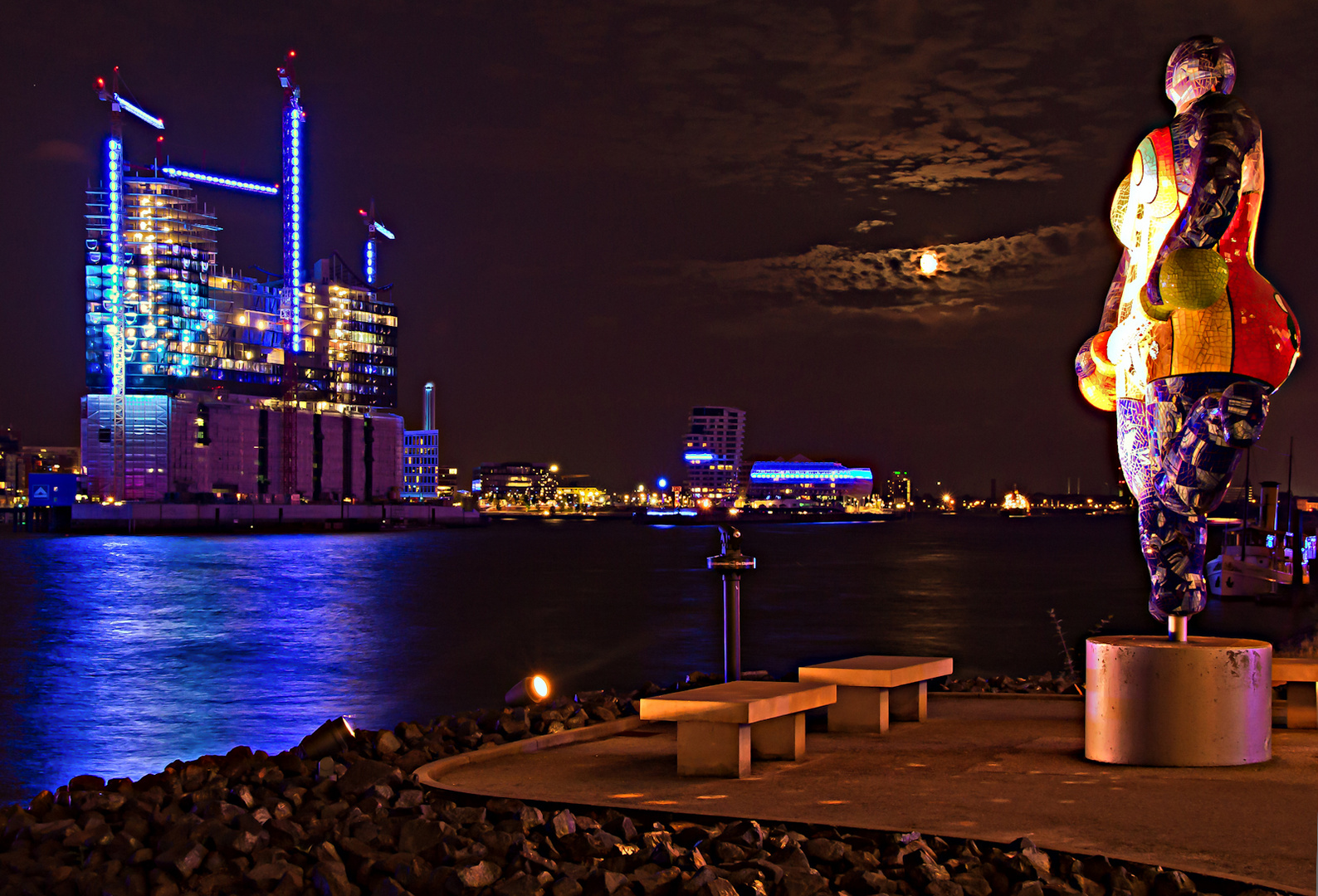 Elbphilharmonie im Mondlicht II (Hamburg Blue Port 2010)