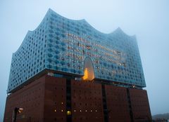 Elbphilharmonie im Nebel