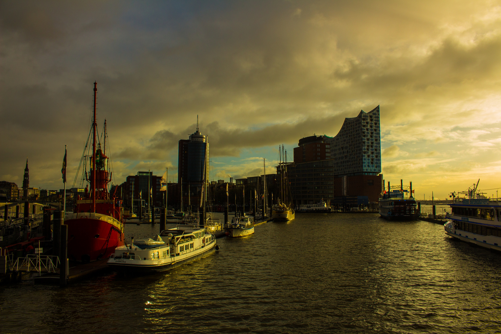 Elbphilharmonie im sonnenaufgang