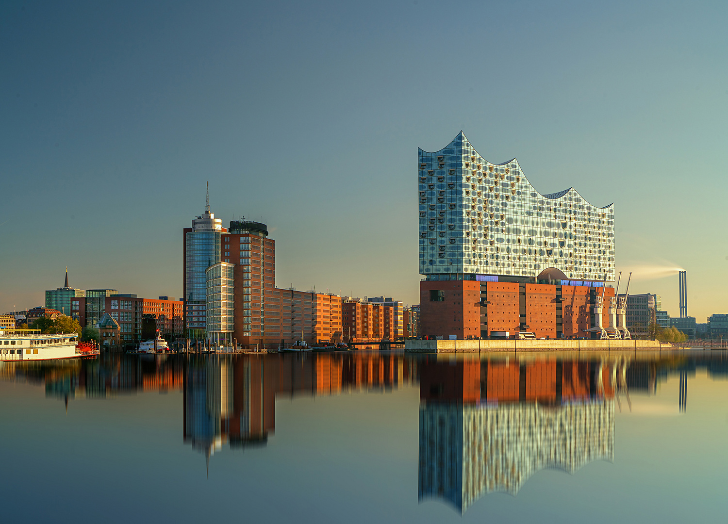 Elbphilharmonie in abstrakter Spiegelung