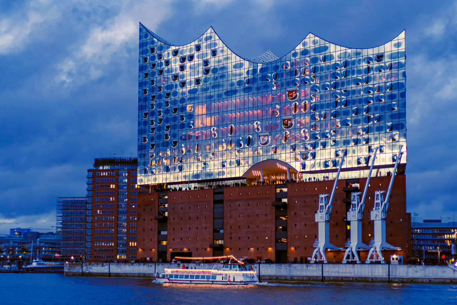 Elbphilharmonie in blau