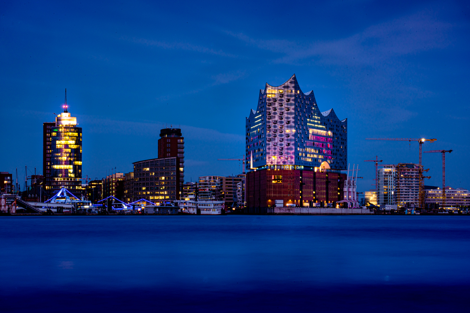 Elbphilharmonie in der blauen Stunde