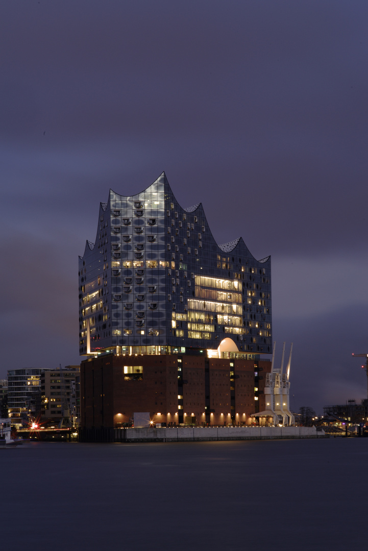 Elbphilharmonie in der blauen Stunde