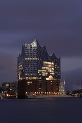 Elbphilharmonie in der blauen Stunde