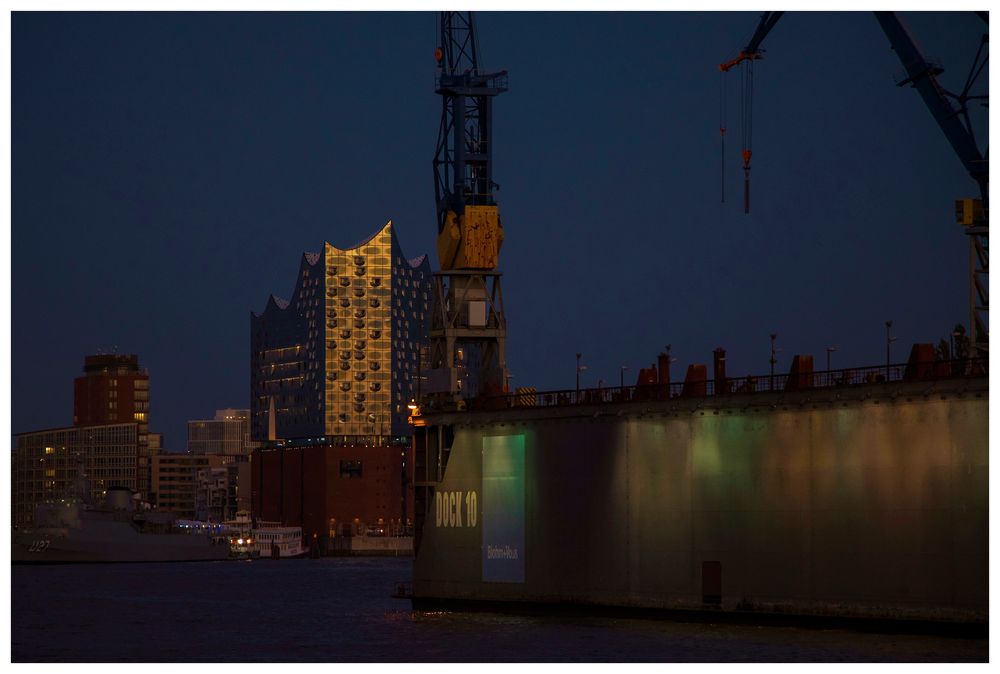 Elbphilharmonie in der blauen Stunde