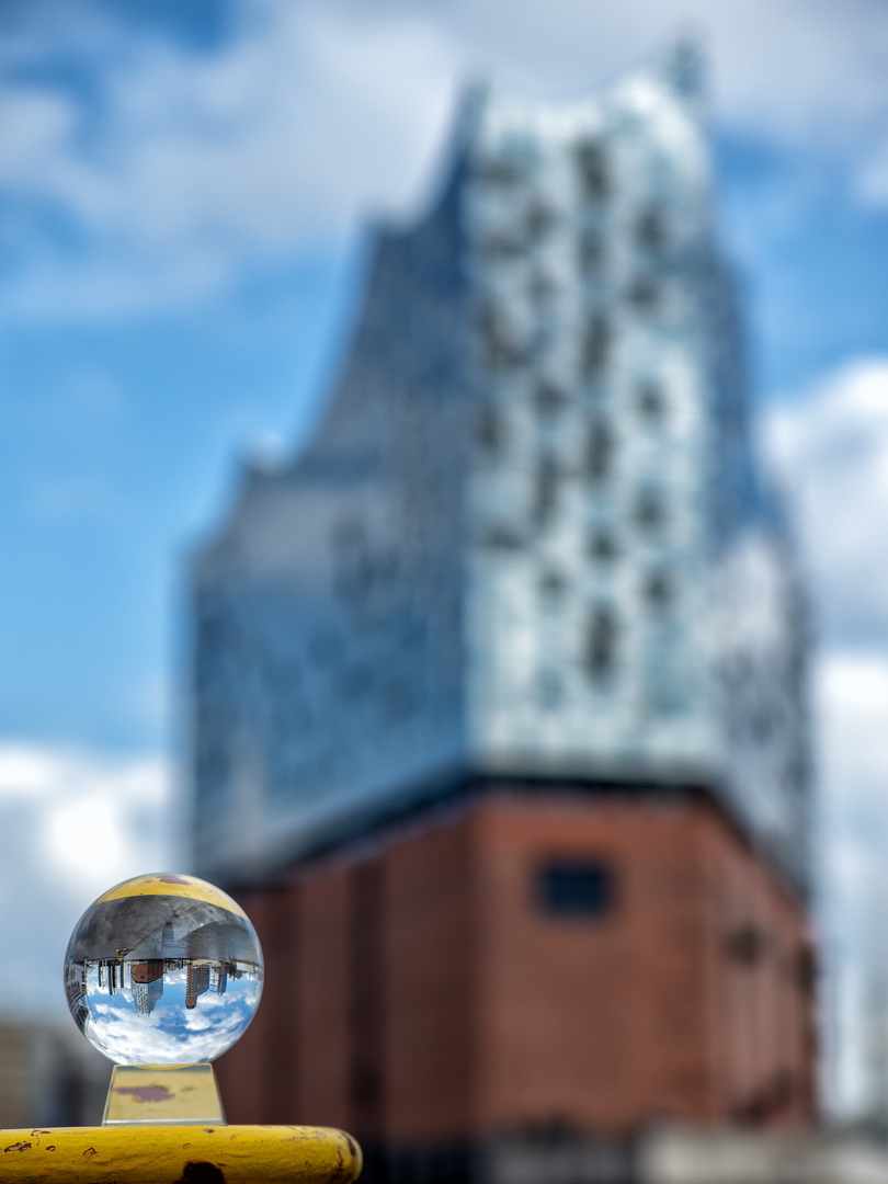 Elbphilharmonie in der  Kugel