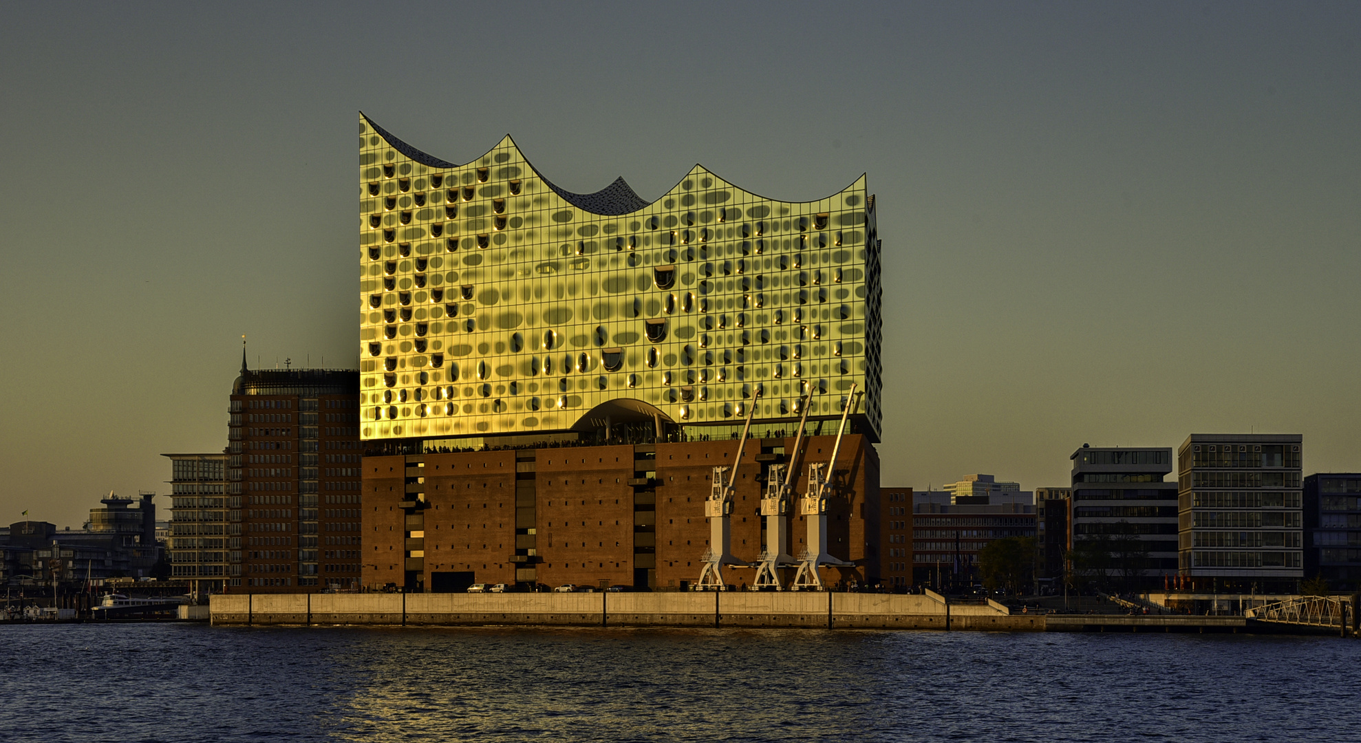 Elbphilharmonie in goldener Stunde