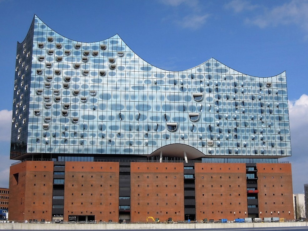 Elbphilharmonie in Hamburg von der Elbe aus gesegen