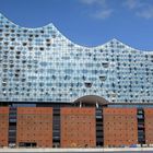 Elbphilharmonie in Hamburg von der Elbe aus gesegen