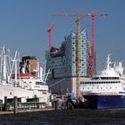 Elbphilharmonie in Hamburg zwischen "San Diego" und "Explorer" am 6.September 2013